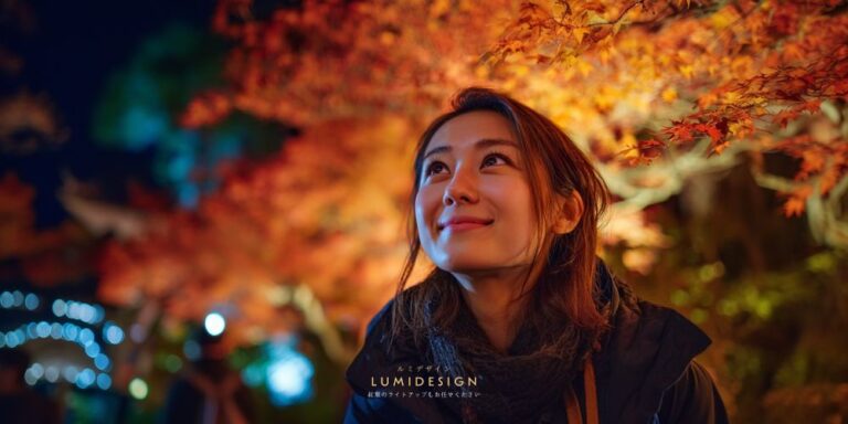 紅葉ライトアップを見て感動する女性の様子 庭園の夜景と照明演出イメージ