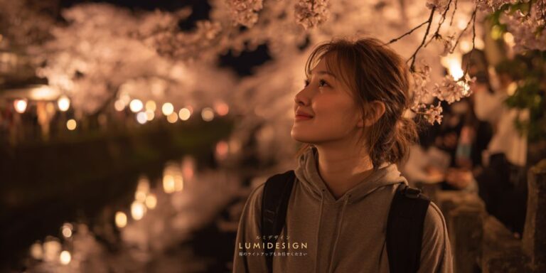 夜桜ライトアップを見て感動する女性の様子 樹木ライトアップの魅力と体験イメージ