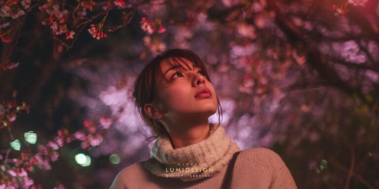 夜桜ライトアップを見て感動する女性の様子 樹木ライトアップの魅力と体験イメージ