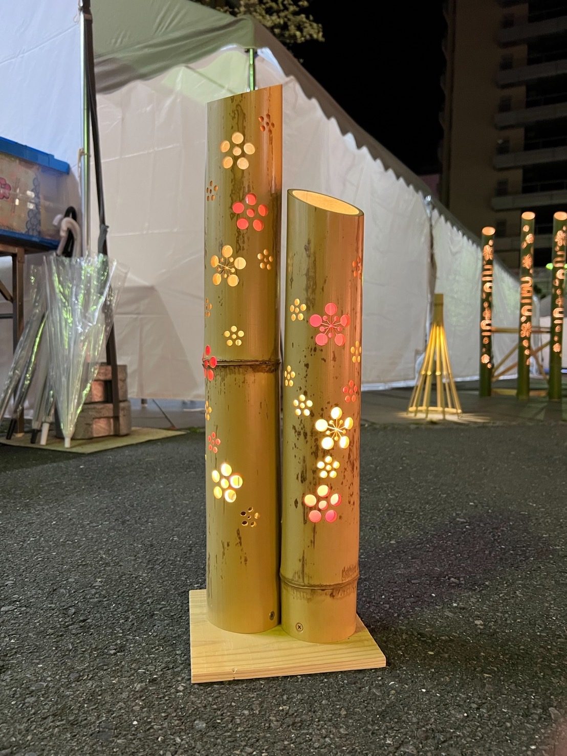 梅の花模様が光る小型竹灯籠を屋内外に置いたディスプレイ