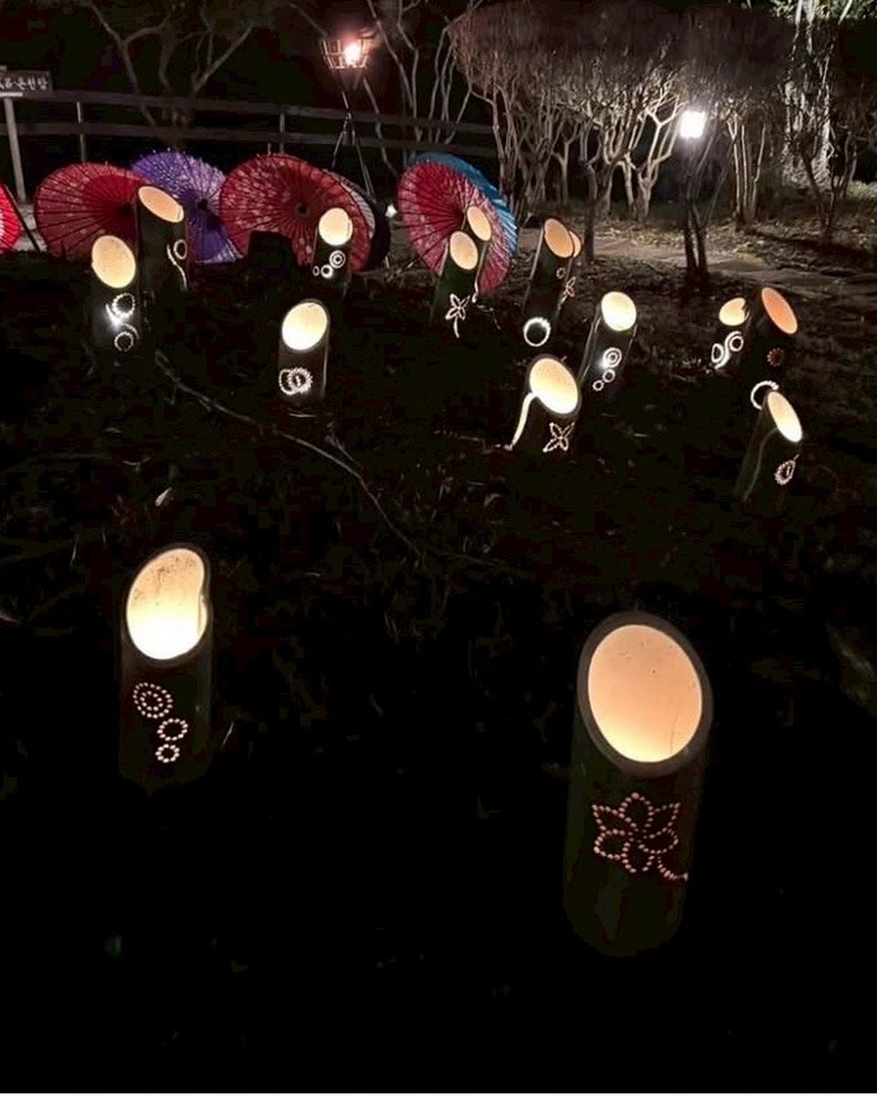 和傘と竹灯籠で彩る季節イベントの夜間演出 夜の庭園に竹灯籠と色鮮やかな和傘を組み合わせた季節イベント向けライトアップ