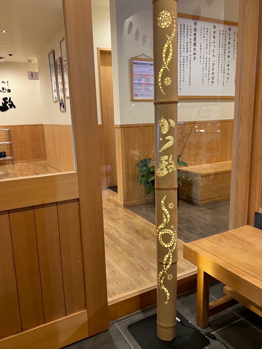 店舗の室内空間に設置したオリジナル柄の竹フロアランプ