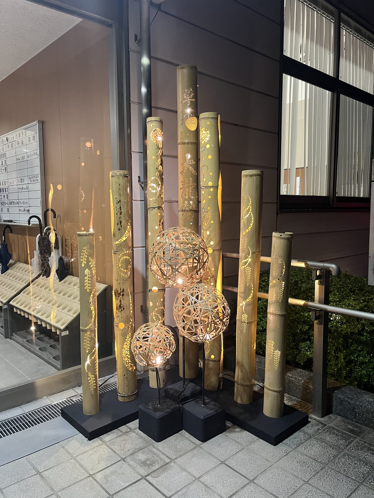 多数の竹灯籠を組み合わせた展示 高さの異なる多数の竹灯籠をまとめて配置した展示演出