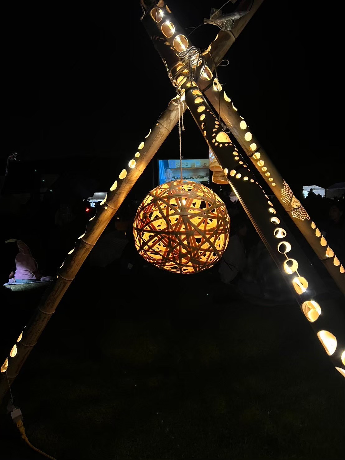 竹鞠とティピ型竹オブジェ 光る竹鞠と竹を組み合わせたティピ型オブジェの夜間演出