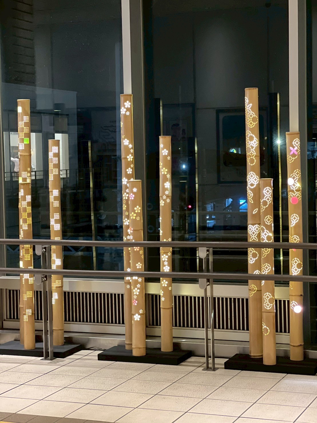 駅前空間に複数の竹灯籠を並べた夜間ライトアップ