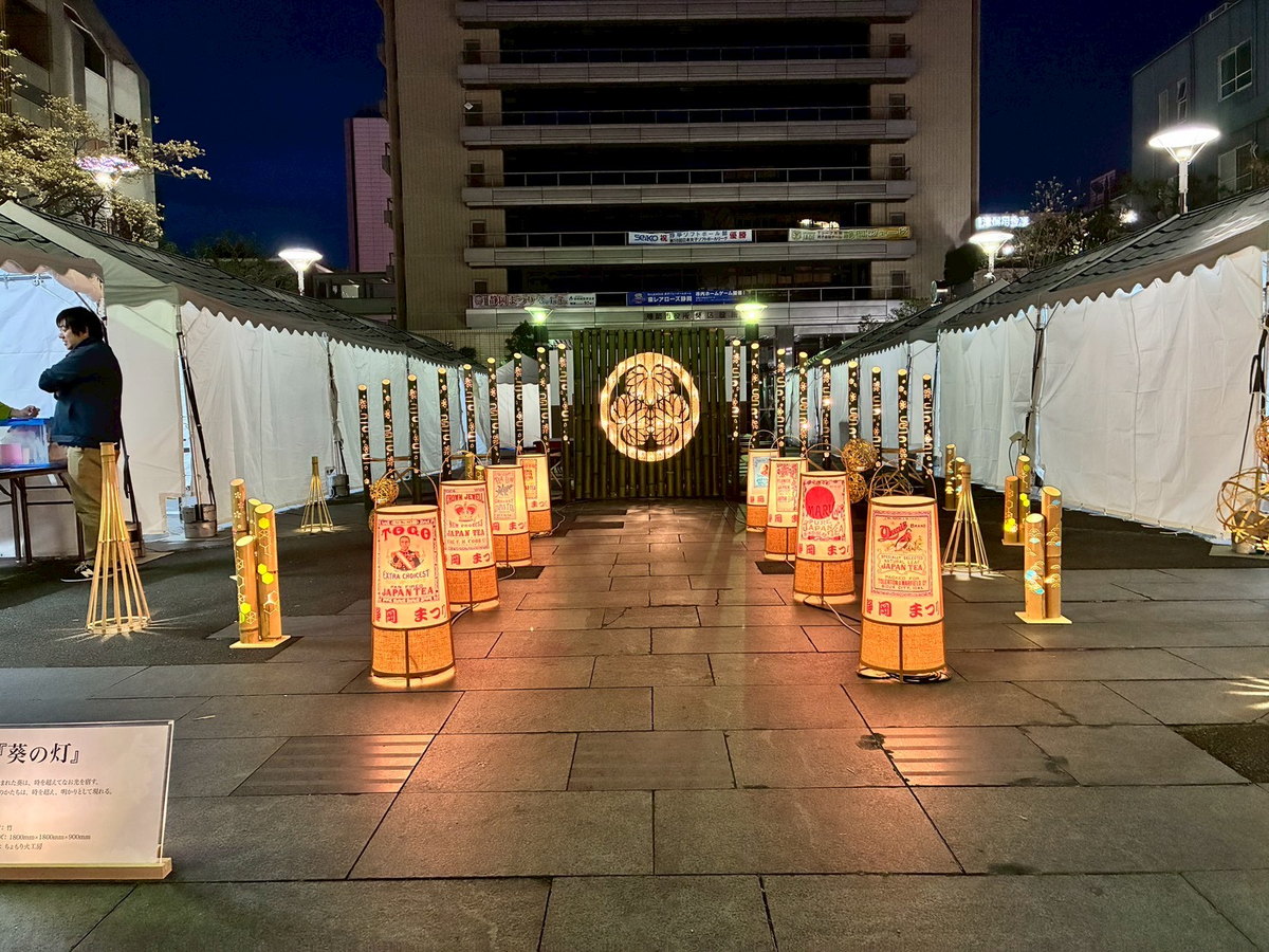 屋外イベント向け竹灯籠レンタル装飾 屋外イベント会場に竹灯籠と大型竹オブジェを配置した光のエントランス演出