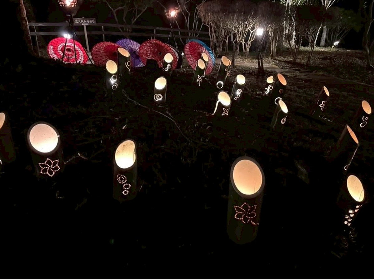 庭園向け竹灯籠レンタルライトアップ 庭園に竹灯籠と和傘を配置した幻想的な夜の竹あかり演出