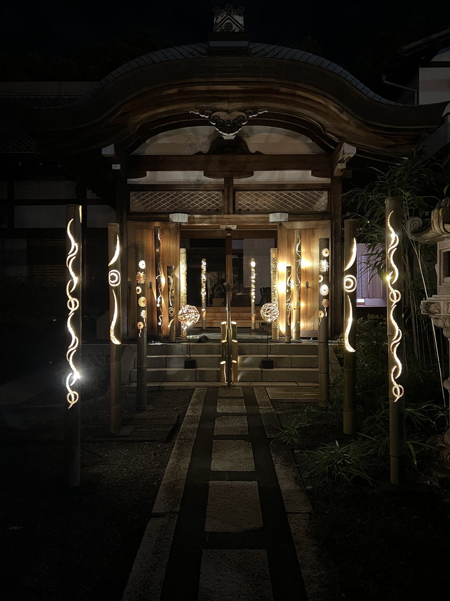 寺社の参道と入口に複数の竹灯籠を配置した幻想的な夜間ライトアップ