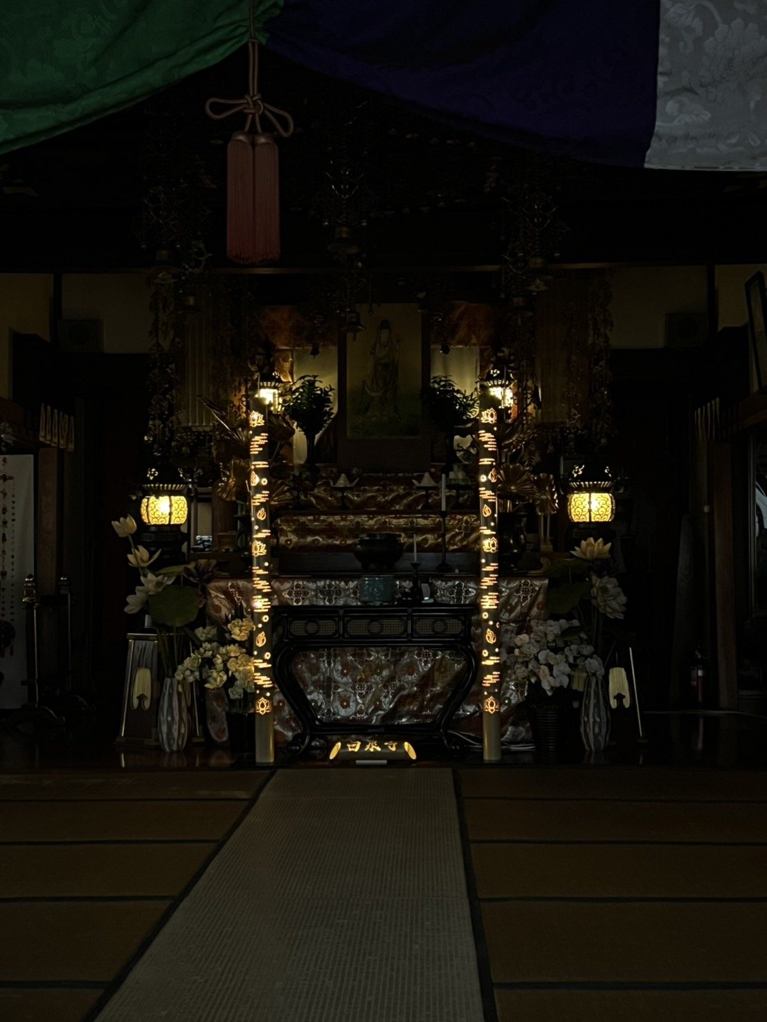 蓮と雲の意匠が光る寺社向けの縦長竹灯籠フロアランプ