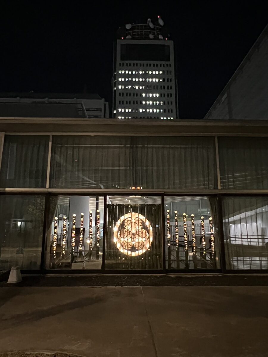 文化施設の外観越しに竹の大型光装飾を見せる夜間展示