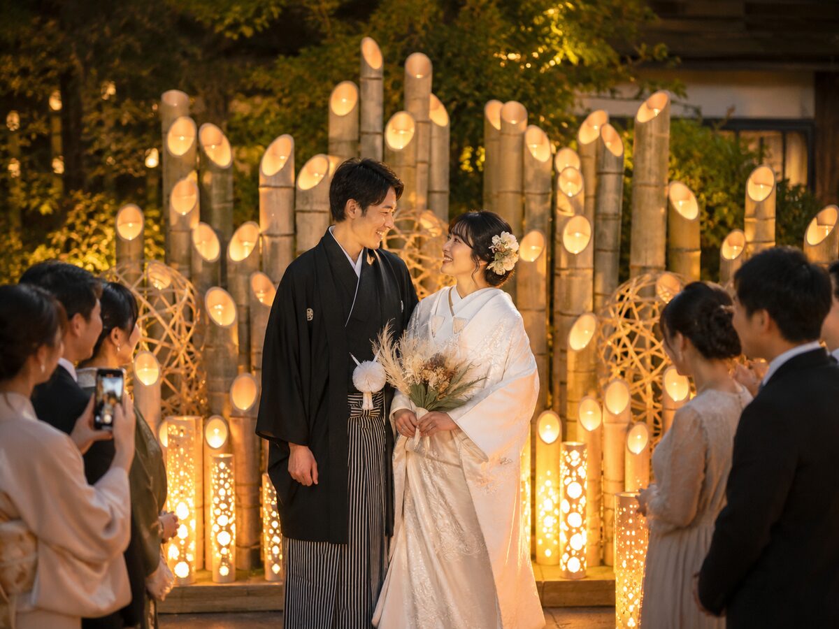 竹灯籠のフォトスポット前でゲストに祝福される和装の新郎新婦