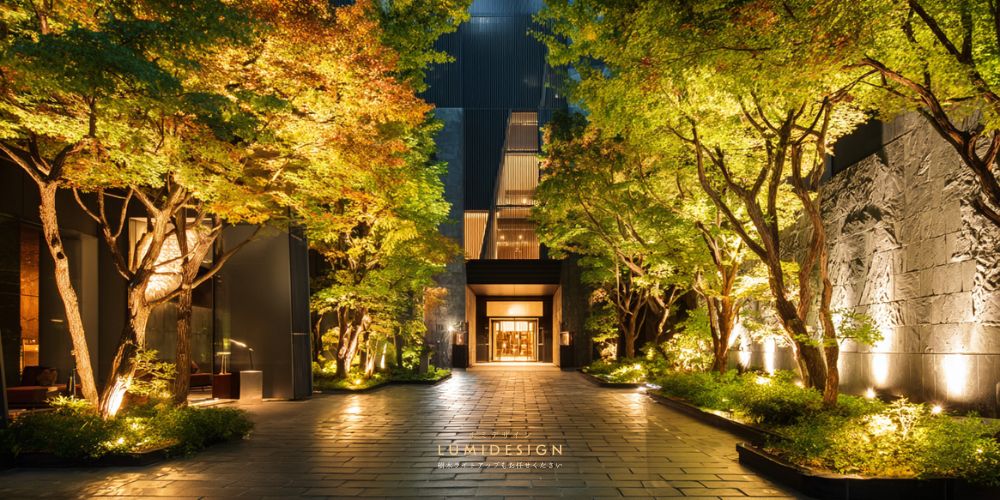 商業施設やショッピングモールのエントランスで樹木ライトアップを行った外構照明の演出イメージ