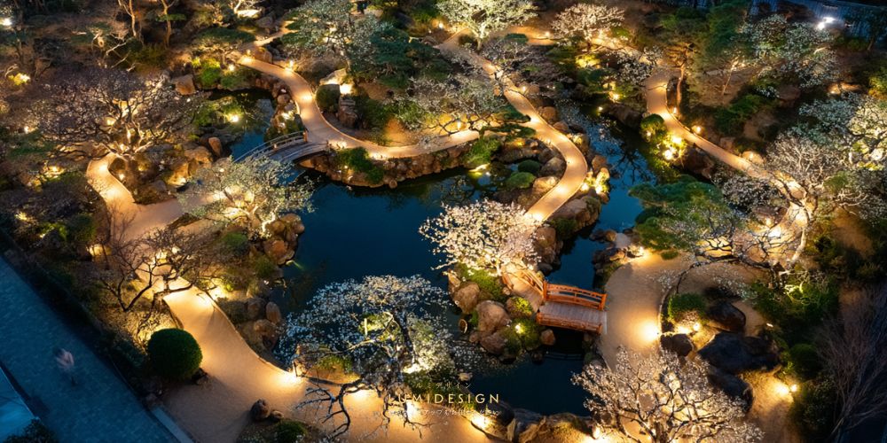 梅ライトアップの俯瞰イメージ 日本庭園全体を照らした照明設計の夜景