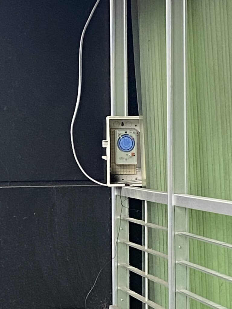 点灯タイマーと電源設備を確認する様子